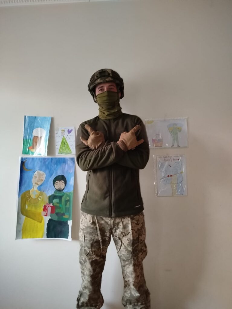 Від дитячих сердець до воїнів: “Теремно Хліб” об’єднав малюнки і паски у великодніх кошиках для ЗСУ